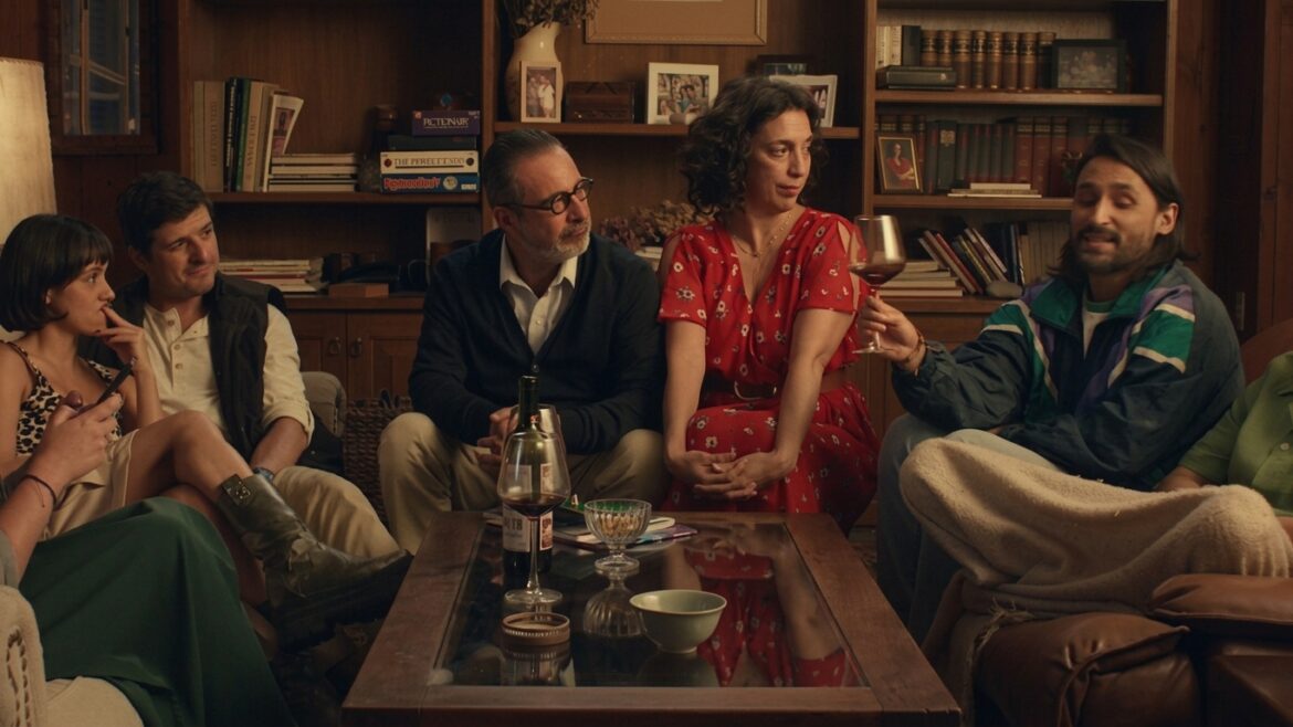 Bruno Ascenzo, director de la película peruana La Tribu, protagonizada por Carlos Carlín, Alejandra Guerra y Jely Reátegui.