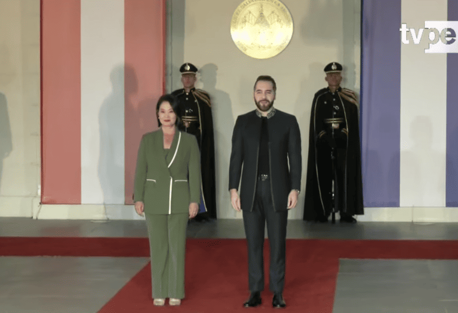 El presidente de El Salvador recibió a Keiko Fujimori y a sus ministros y tuvo generosas palabras sobre la mandataria.