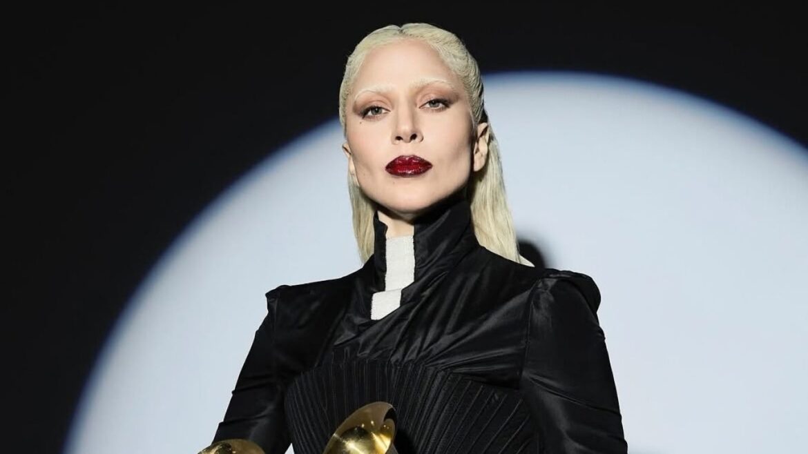 Lady Gaga muestra en un video de Instagram los pasos de su rutina de maquillaje en casa.