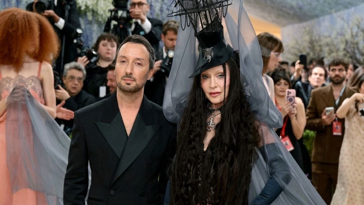 Anthony Vaccarello durante la presentación de la colección primavera-verano 2027 de Saint Laurent en París.