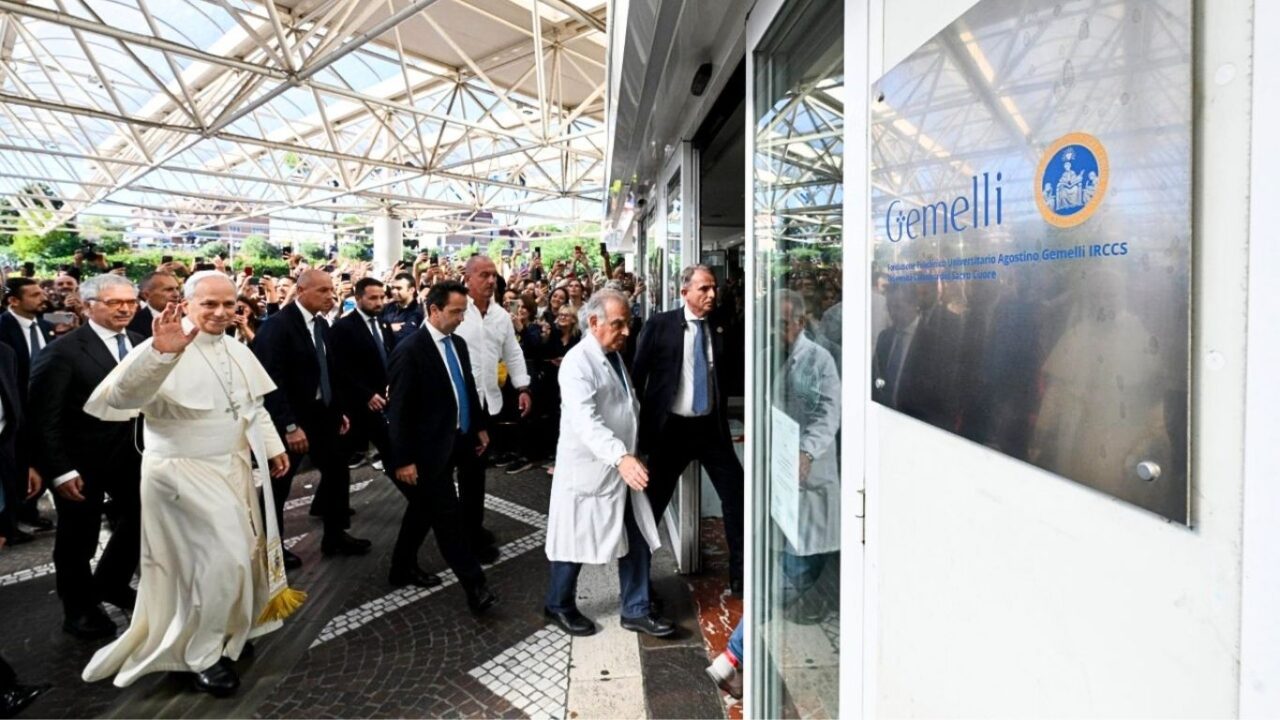 El papa León XIV ingresando al hospital Gemelli. Foto: Vatican News