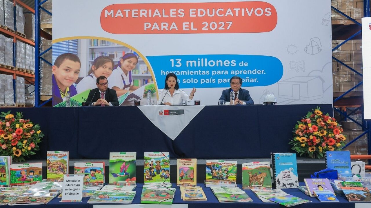 Keiko en la presentación del material escolar para 2027 junto a Marco Vinelli (izquierda) y José Antonio Chang (derecha). Foto: Presidencia