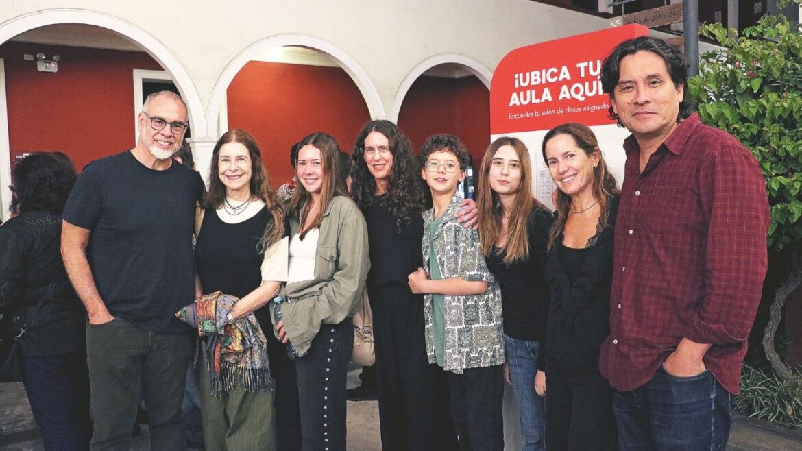 Elenco de la obra teatral Las aulas celestes, dirigida por Mariana de Althaus, durante su estreno en la Alianza Francesa de Lima.