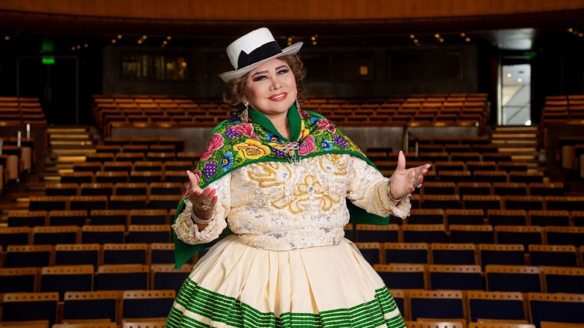 Amanda Portales, conocida como la “Novia del Perú”, anuncia el espectáculo “Arte Puro II” en el Gran Teatro Nacional de Lima.