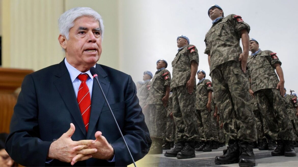 El senador fujimorista Juan Carlos del Águila planteó el retorno del servicio militar obligatorio en Perú. Foto: composición Caretas/Congreso/Andina
