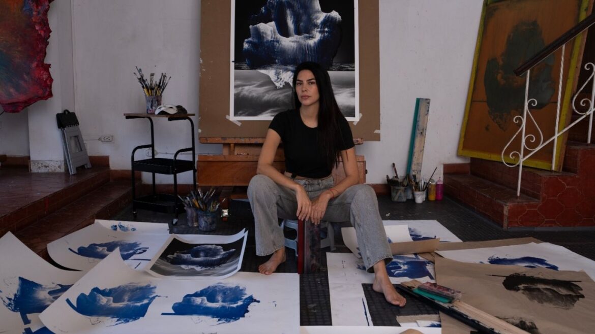 Teresa Bracamonte, artista visual peruana cuya obra aborda la identidad, la fotografía y las transformaciones sociales.