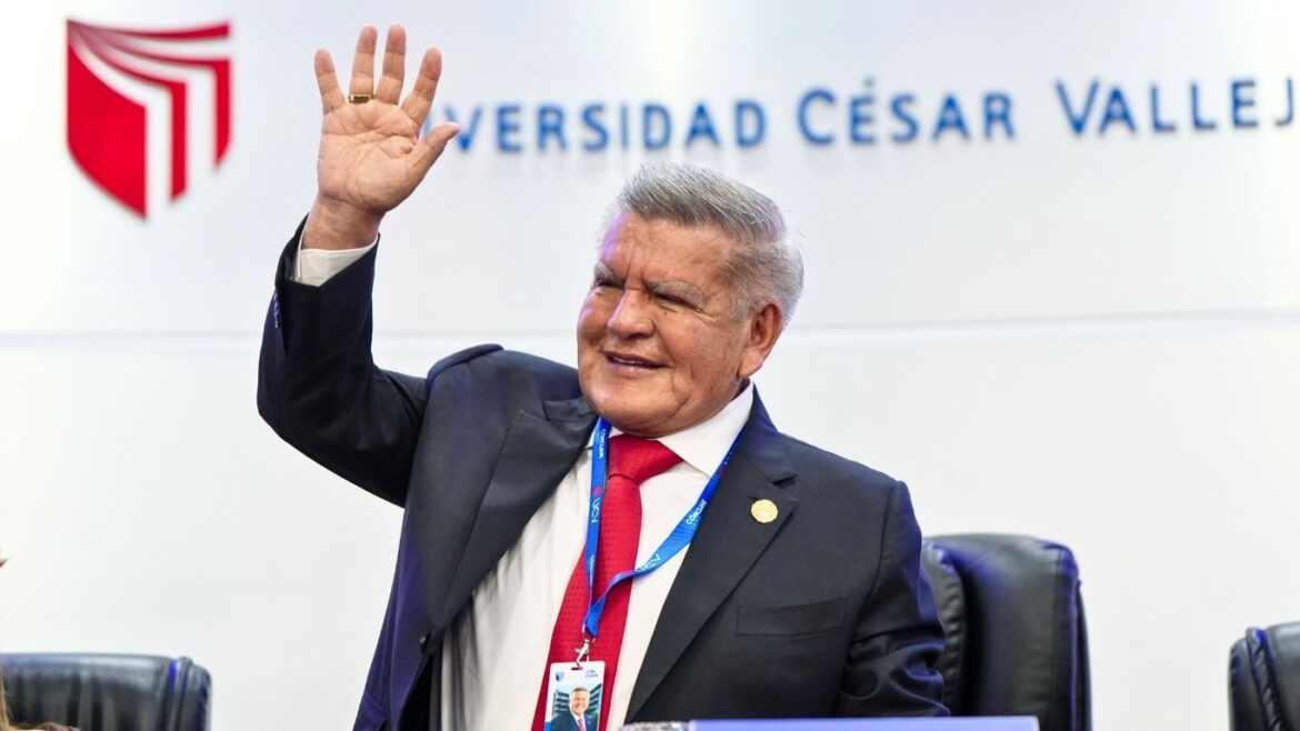 César Acuña se despide de la política después de más de 25 años. Foto: Facebook