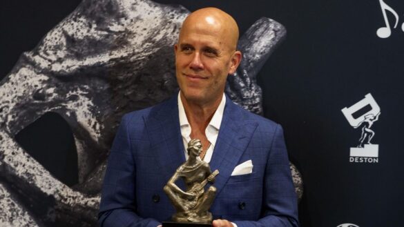 Gian Marco posa con el reconocimiento que recibió al ingresar al Salón de la Fama de los Compositores Latinos durante los Premios La Musa en Miami.