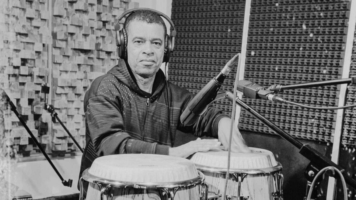José Luis Maura Flores, el ‘Negro Cholo’, compositor y músico peruano recordado por su paso por Los Ecos y su aporte a la cumbia nacional.