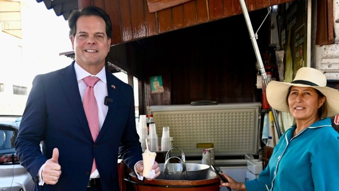 Bernie Navarro probó el queso helado en Arequipa. Foto: X