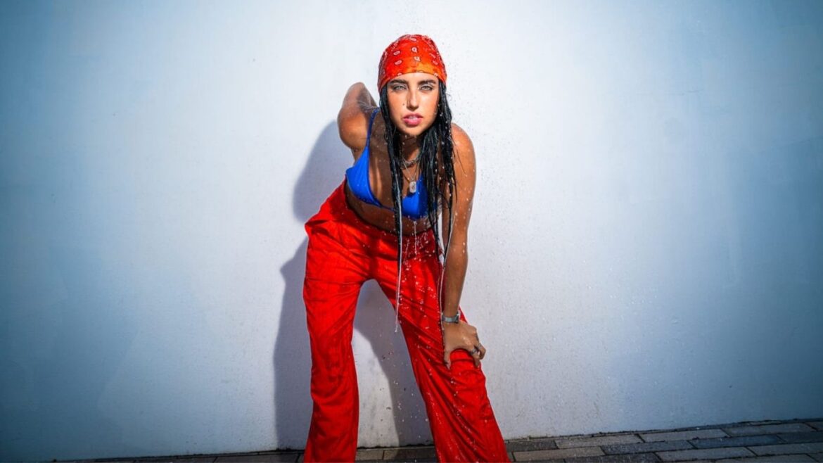 Nicole Favre promociona ‘1998’, su nuevo álbum de pop compuesto por 17 canciones escritas íntegramente por la artista peruana.