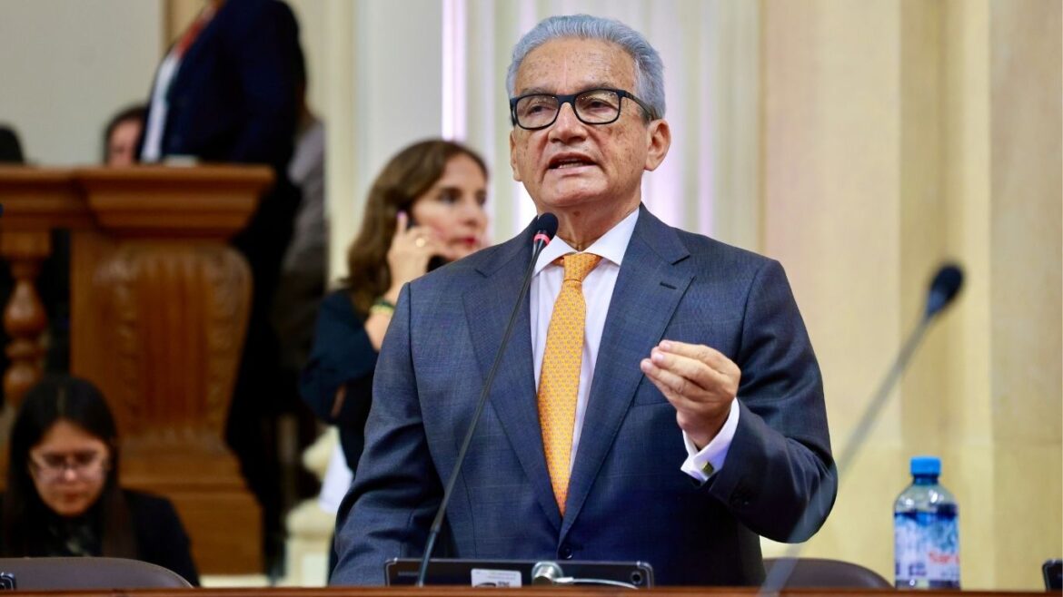 Alejandro Aguinaga habría asistido a un evento en el extranjero durante debate en el Senado. Foto: Congreso