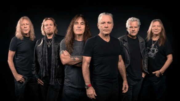 Iron Maiden durante una presentación en vivo como parte de su gira mundial por sus 50 años de trayectoria.