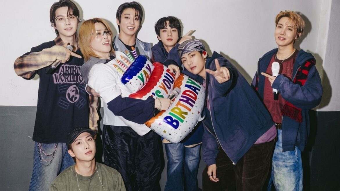 Jimin recibe una corona de cumpleaños de sus compañeros de BTS mientras las ARMY chilenas le cantan en el Estadio Nacional de Santiago.
