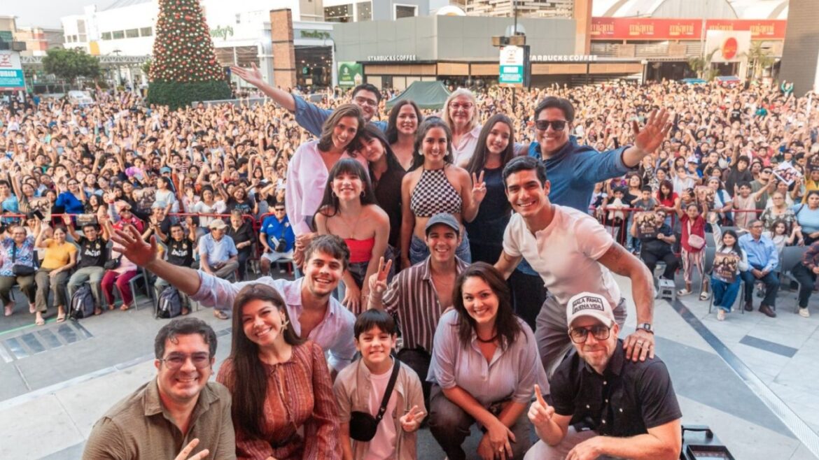 Karina Jordán y Fiorella Díaz agradecen emocionadas al público durante el encuentro del elenco de "La vida que me robaste" en Minka.