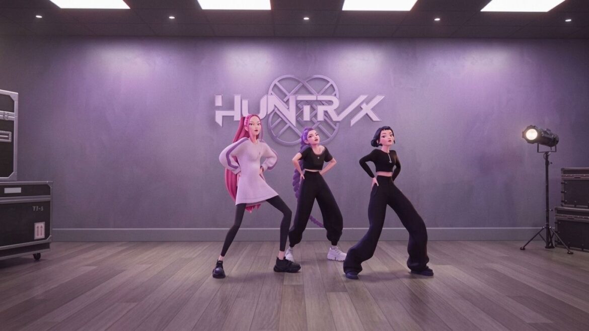 Rumi, Mira y Zoey, integrantes de HUNTR/X, ejecutan la coreografía de “How It’s Done” en un video oficial de KPop Demon Hunters.