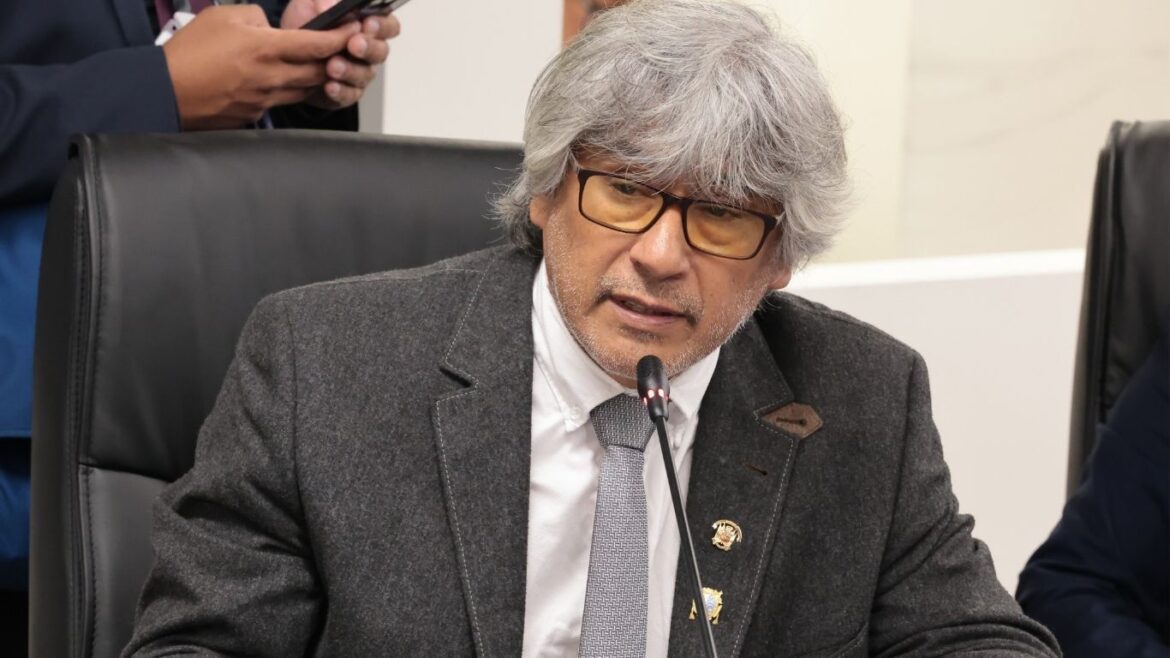 Jorge Gavidia oficializó su salida de la bancada del Buen Gobierno. Foto: Congreso