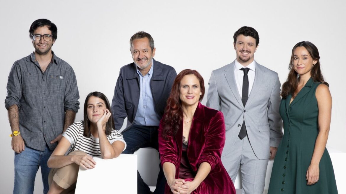 Alexandra Graña y el elenco de Fedra, obra dirigida por Jorge Robinet en el Auditorio ICPNA Miraflores.