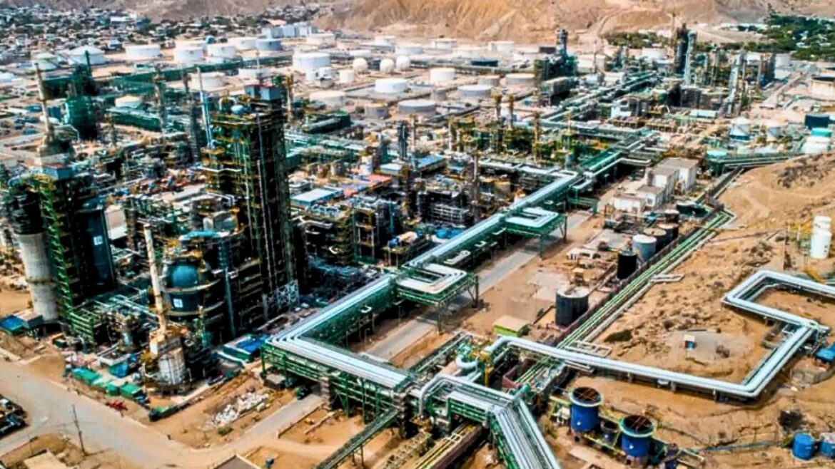 La refinería de Talara se encuentra bajo la administración de Petroperú. Foto: Andina