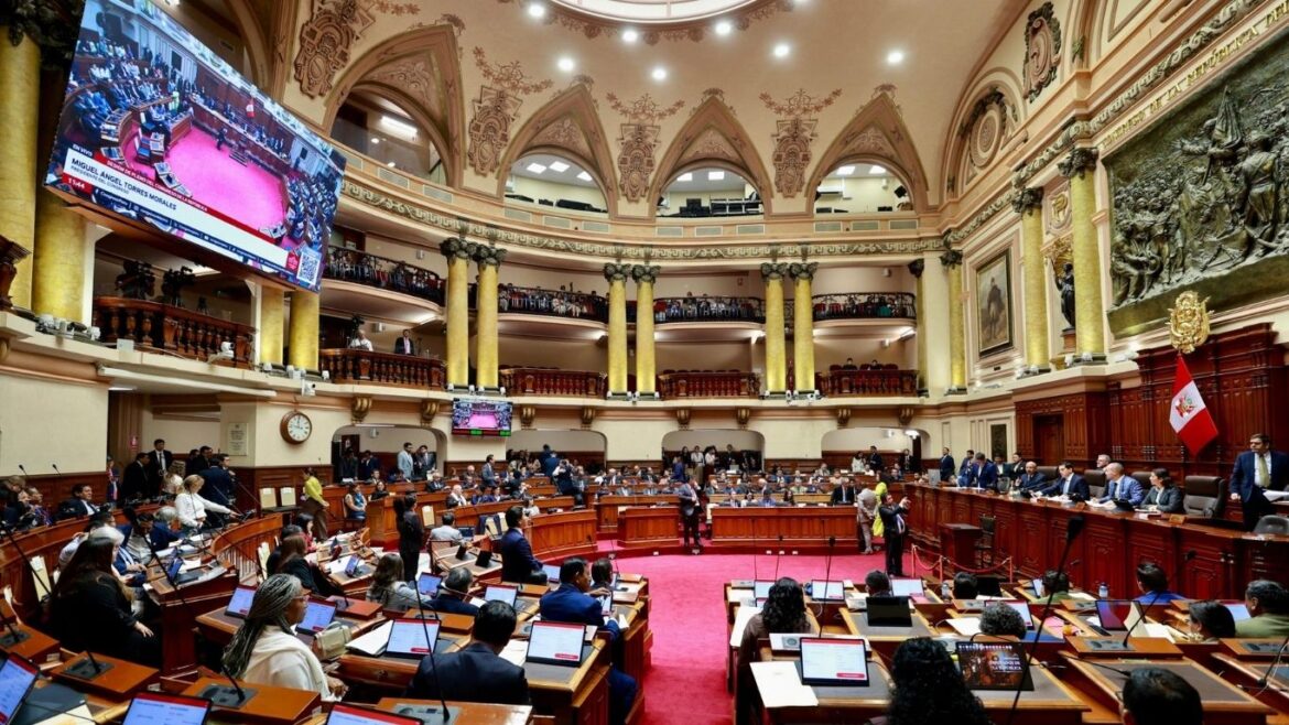 La iniciativa contempla fondos para prevención climática, servicios esenciales y proyectos de inversión pública durante 2026. Foto: Congreso
