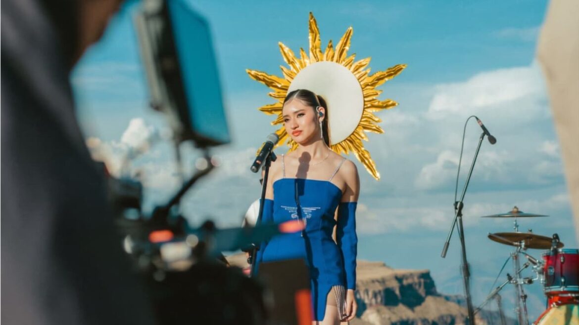 La cantante ayacuchana Sofy interpreta sus canciones durante un Live Session grabado en el abismo de Puncupata.