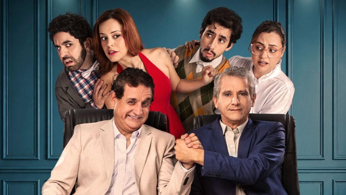 Sergio Galliani y Miguel Iza junto a sus hijos Airam Galliani y Franco Iza durante la temporada teatral de "El jefe del jefe".