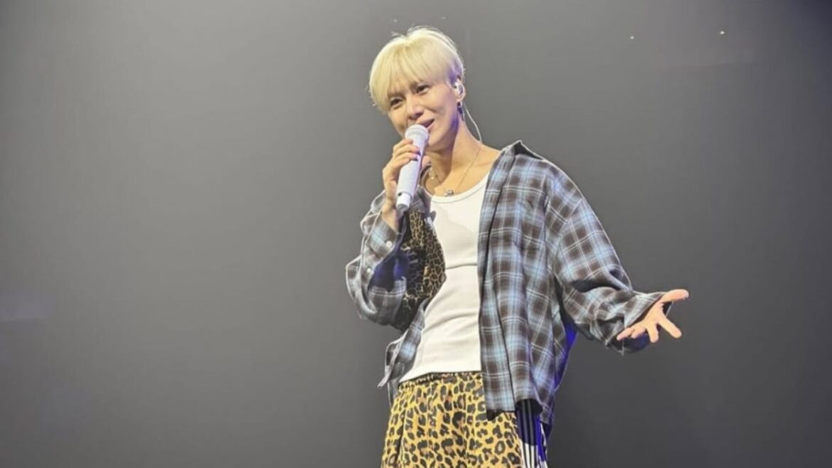 Taemin durante una presentación en vivo de su carrera como solista.