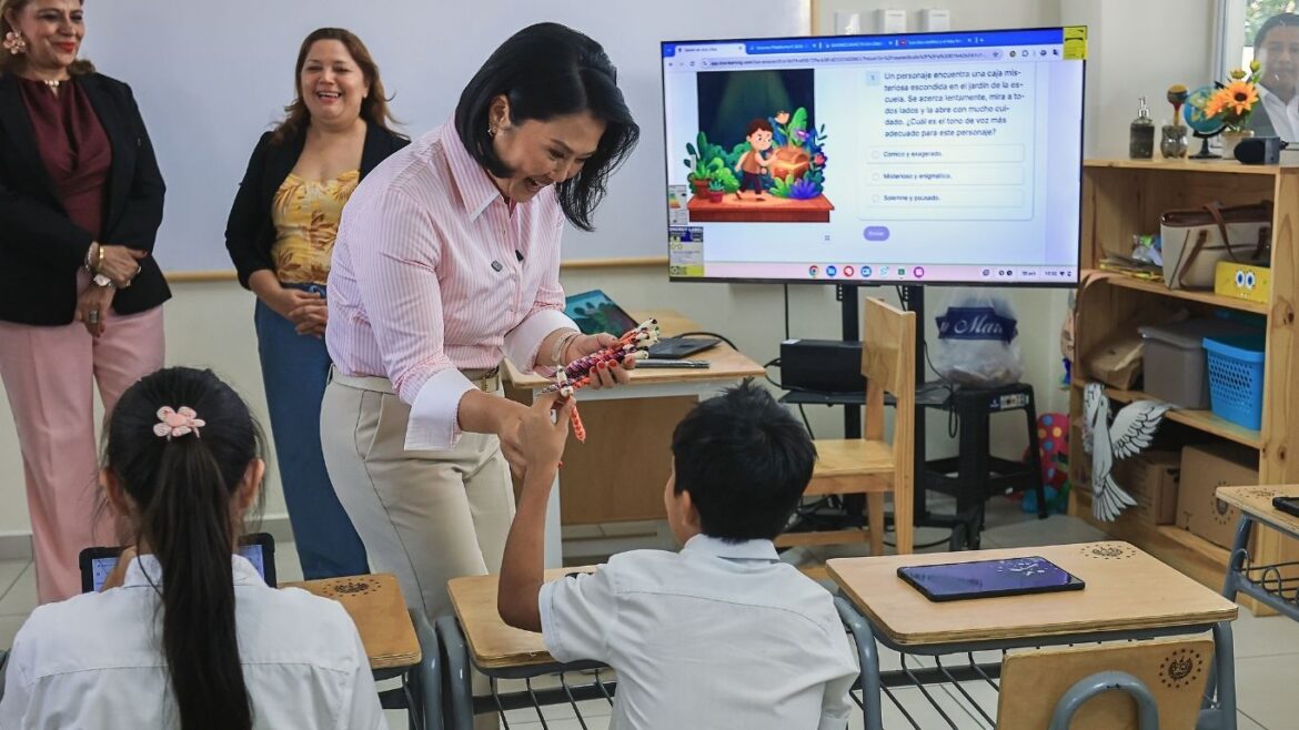 Keiko Fujimori regaló lapiceros a niños en El Salvador. Foto: Presidencia