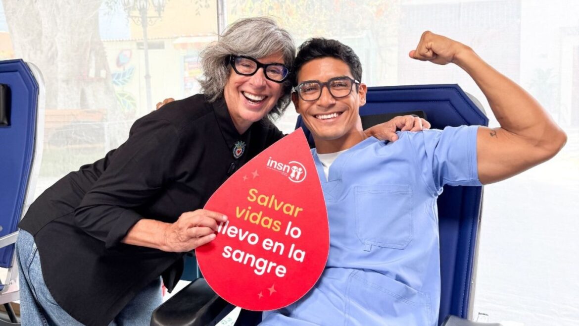 Integrantes de Del Barrio Producciones participan en la campaña "Aliados por un sueño" para promover la donación de sangre.