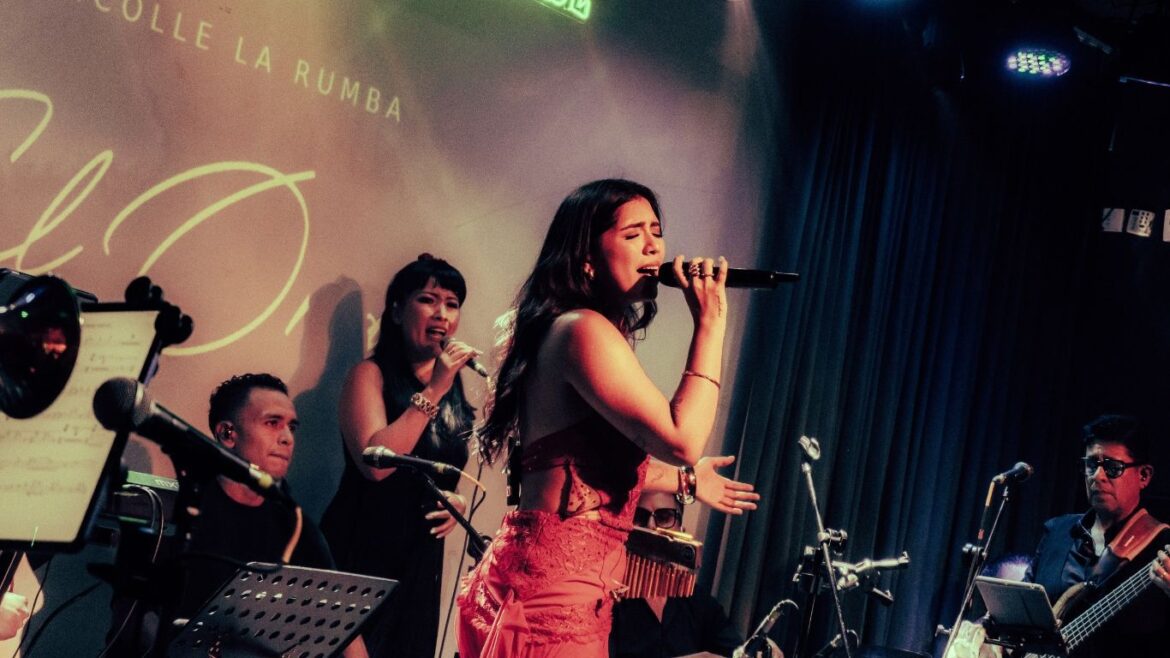 Nicolle interpreta un medley de "Nuestro secreto", "Que somos amantes" y "Huellas" con arreglos de sonido contemporáneo.