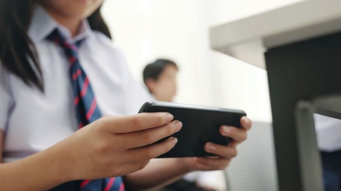 celular en el colegio