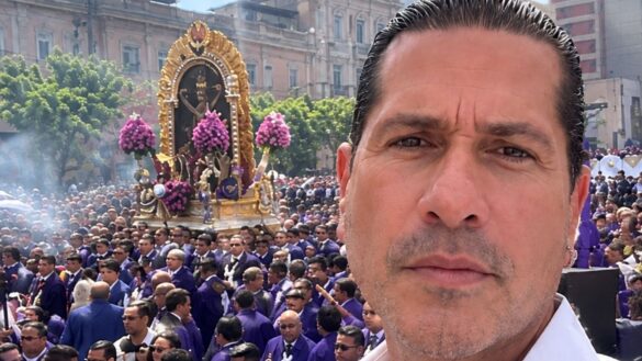 Gregorio Pernía participó en la procesión del Señor de los Milagros en Lima.