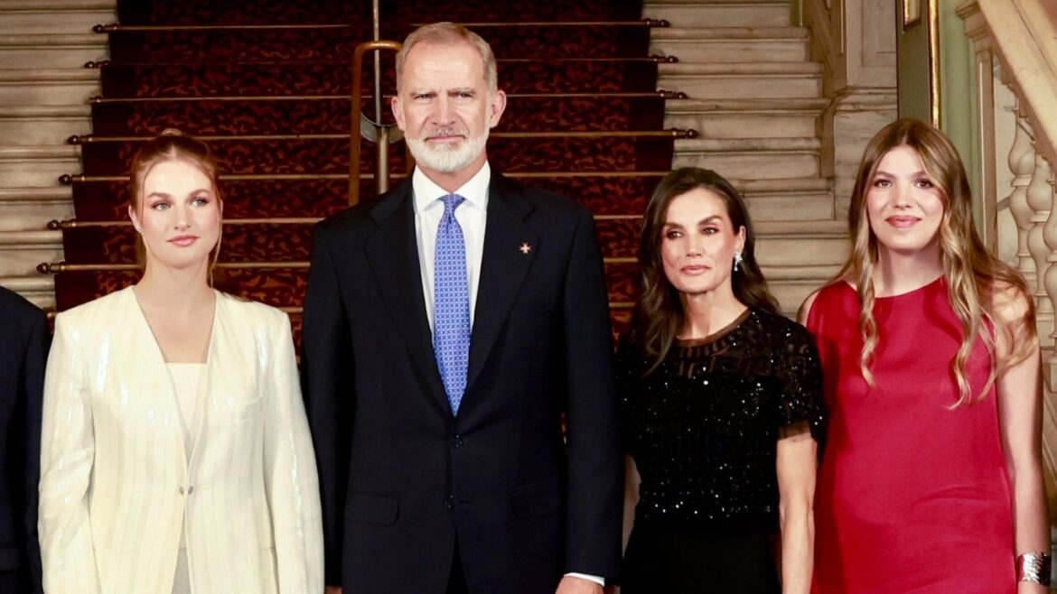 La princesa Leonor, el rey Felipe VI, la reina Letizia y la infanta Sofía durante una aparición oficial de la familia real española.